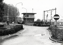 170520 Gezicht op het seinhuis Post I bij de spoorwegovergang in de Aamsestraat te Elst.